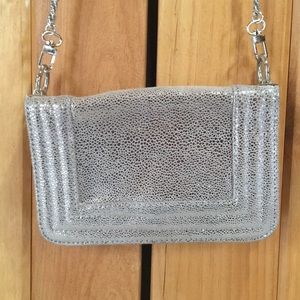 Metallic clutch with strap